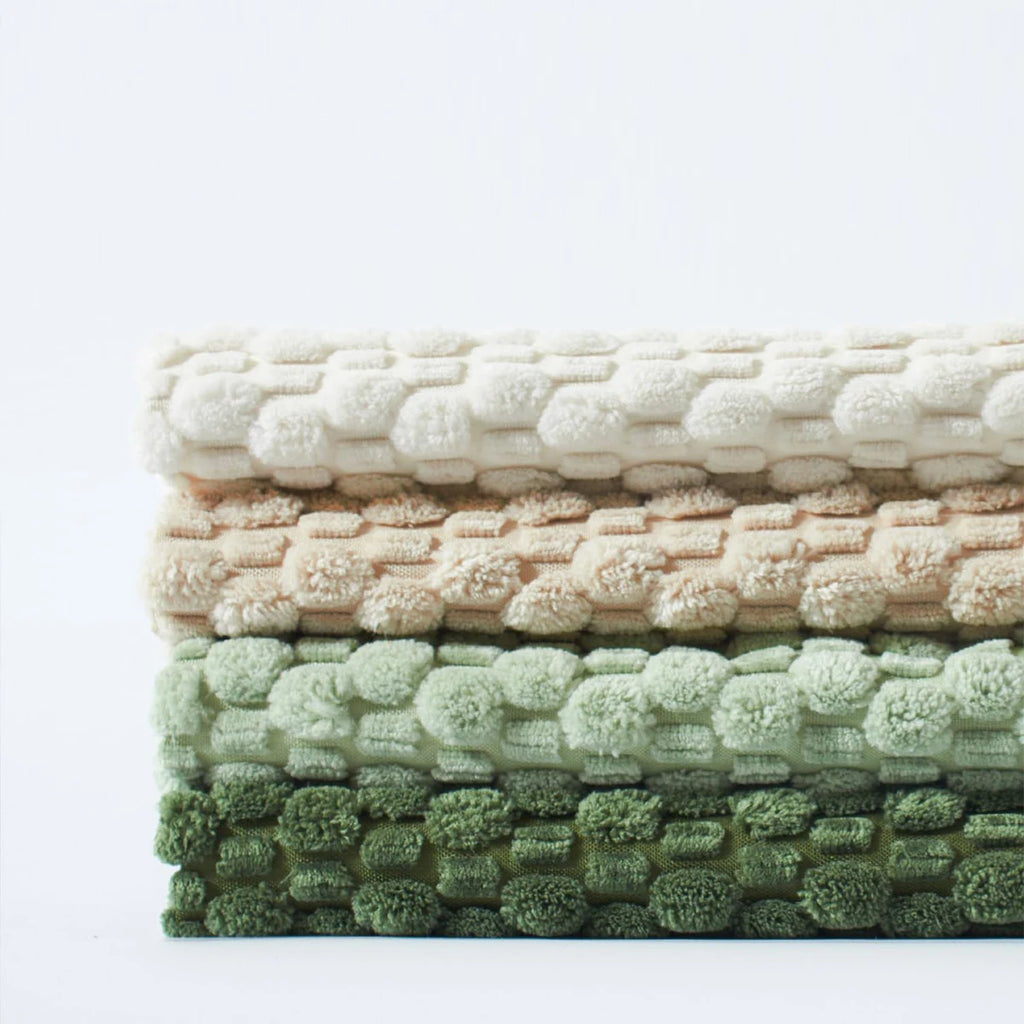 Capa de almofada boho macia, estilo moderno, com design dupla face. Modelo quadrado em veludo cotelê listrado, neutro e elegante, perfeito para decoração de casa em estilo farmhouse.